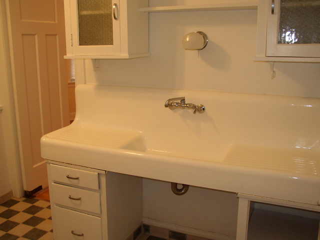 Kitchen: Sink looks like desk (3" deep)