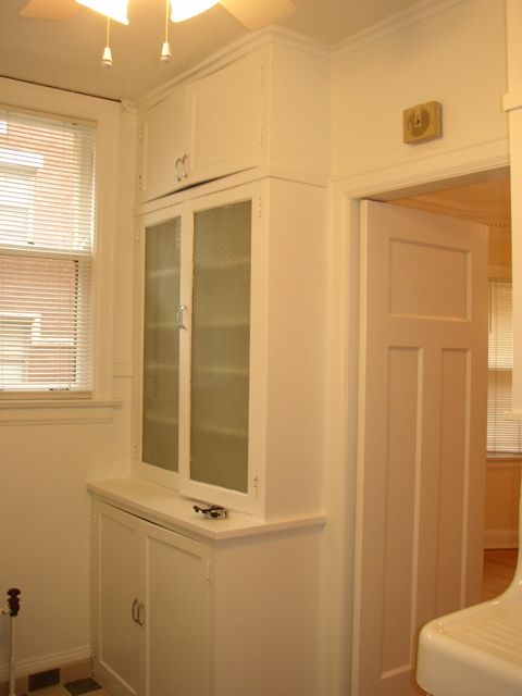Kitchen: Wall unit (dining room through door)